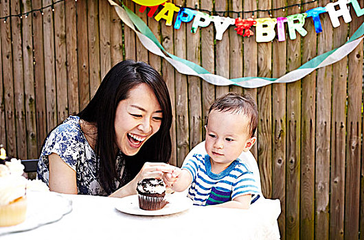 母亲,婴儿,男孩,微笑,生日蛋糕