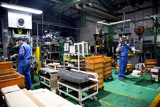 两个,日本,男人,穿,蓝色,背带裤,站立,工厂,机器,工作