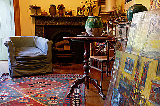 角,客厅,扶手椅,正面,壁炉,木质,边桌,靠近,一堆,绘画
