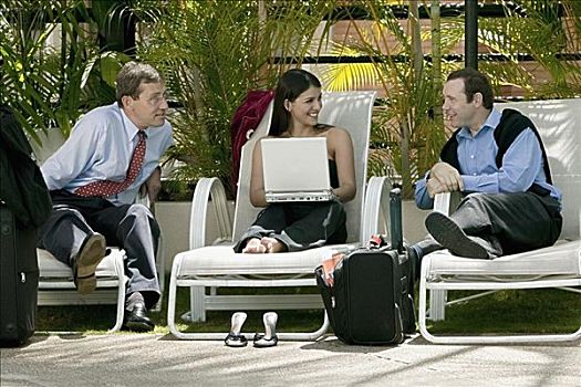 职业女性,拿着,笔记本电脑,交谈,两个,商务人士