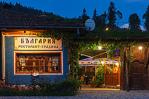 保加利亚,中心,山,科布里夫什提察,乡村,咖啡馆,晚间