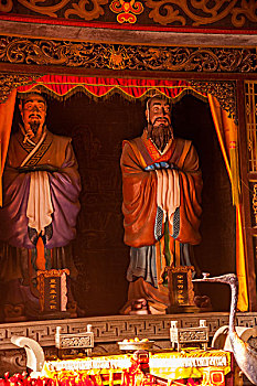 四川省乐山市犍为县犍为文庙大成殿孔子两侧四位最杰出弟子的伫立塑像