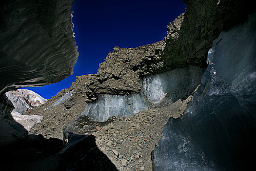 可可西里马兰冰川在数百年的推进过程中深深的嵌入大力泥石当中