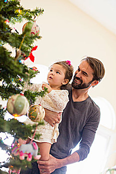 父亲,女儿,装饰,圣诞树