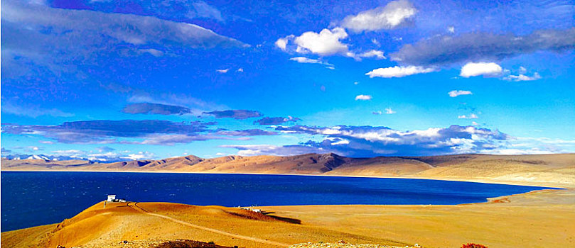 西藏阿里地区的湖与天空