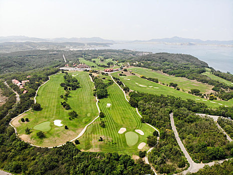 航拍辽宁大连滨海国家地质公园金石滩园区东部景区,金石滩国家旅游度假区内,金石高尔夫俱乐部的高尔夫球场草坪