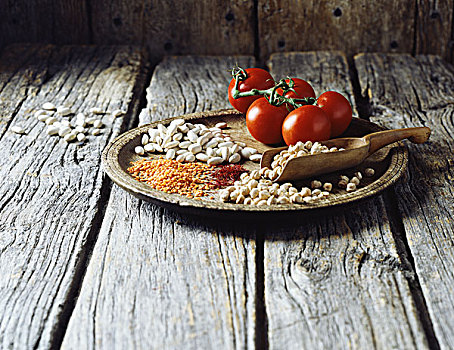 俯拍,红色,扁豆,黄油,豆,分开,豌豆,藏红花,西红柿茎,木盘