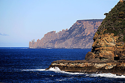 波涛汹涌的海岸