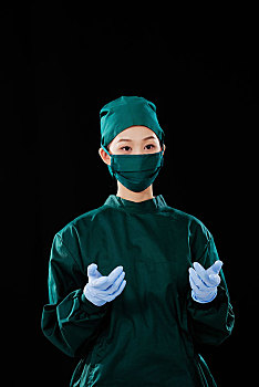 一位年轻女外科医生戴外科手套
