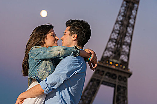 年轻,情侣,搂抱,月光,巴黎,法国