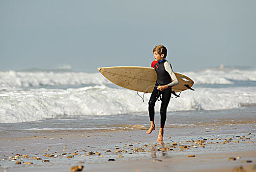 男孩,跑,冲浪板,海滩,安达卢西亚,西班牙