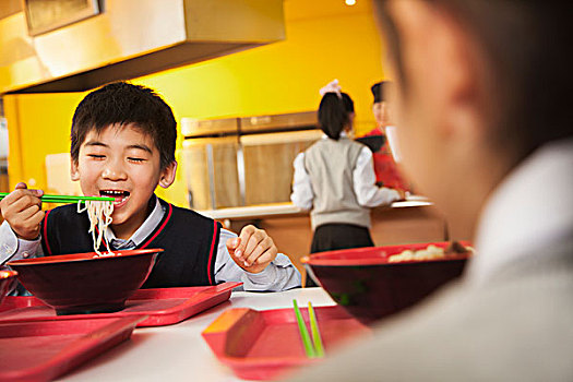 男学生,吃,面条,学校,自助餐厅