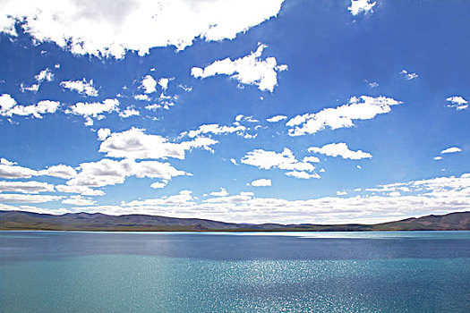中国西藏高原蓝天白云下的山脉和湖泊