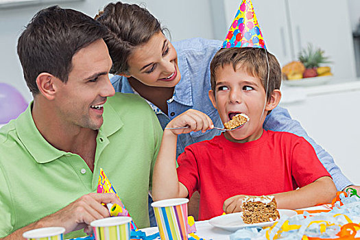 小男孩,吃,生日蛋糕,父母,生日派对