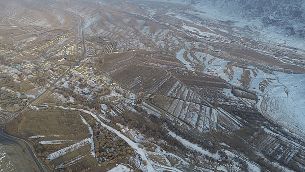 新疆哈密,航拍冬日天山乡河谷村落