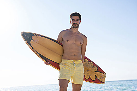 年轻,赤膊,男人,拿着,冲浪板,海滩,晴天,清晰,蓝天