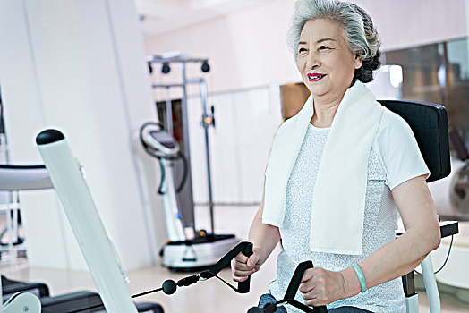 老年女子在健身房健身