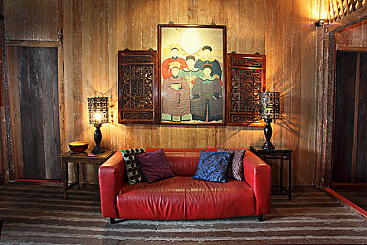 红色,皮沙发,两个,边桌,朴素,木墙,仰视,家庭照,雕刻,木质,柜子