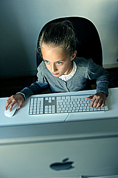 女孩,9岁,电脑