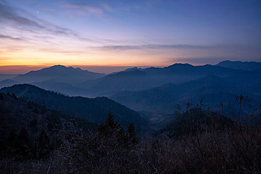 北京平谷金海湖边的高山