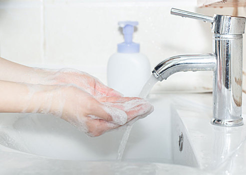 泡沫洗手液洗手