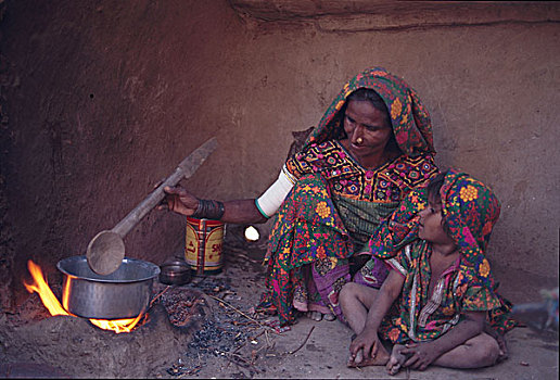 女人,厨师,泥,炉子,家,乡村,区域,信德省,省,巴基斯坦,七月,2005年