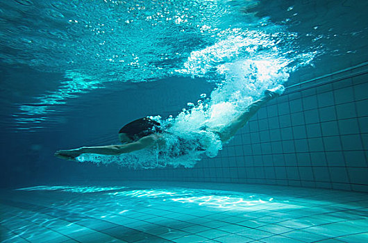 游泳图片唯美在水面图片