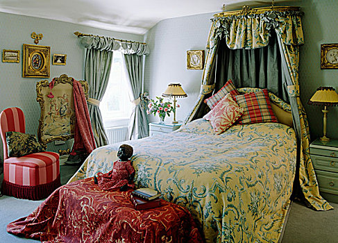 娃娃,坐,脚,床,华美,篷子,金色,灰色,图案,床单,卧室