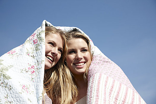 两个女孩,包着,向上,毯子,户外