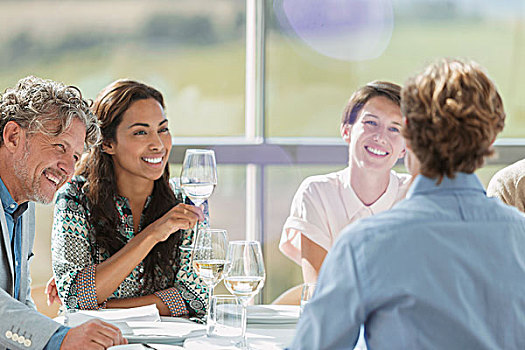 朋友,喝,葡萄酒,交谈,餐厅桌子