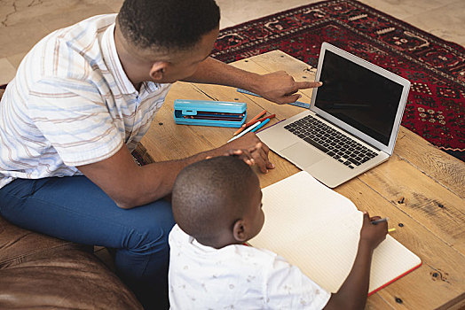 俯拍,美国黑人,父亲,帮助,儿子,家庭作业,笔记本电脑,桌子