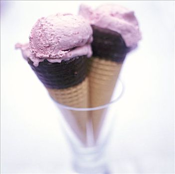 两个,冰淇淋脆皮,草莓冰激凌