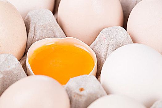 新鲜的鸡蛋,一个打开的鸡蛋和一盒子的鸡蛋