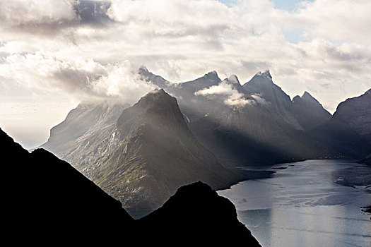 俯视,海洋,框架,剪影,顶峰,遮盖,云,雾气,莫斯克内斯,罗浮敦群岛,挪威,欧洲