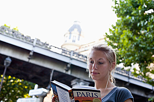 女青年,读,旅游指南,巴黎,法兰西岛,法国