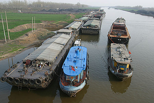 大运河山东济宁段,这里运河上的船只多是在运送煤炭