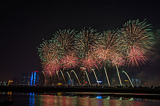 烟花,建筑群,河流,夜景,水,灯,节日