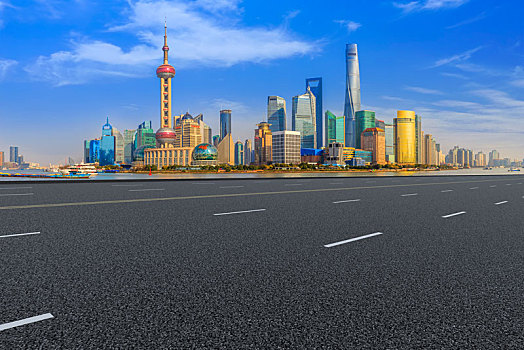 城市道路和上海陆家嘴建筑天际线
