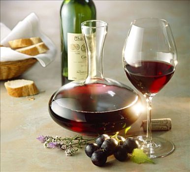 红酒,玻璃,玻璃瓶,瓶子,红葡萄,法棍面包