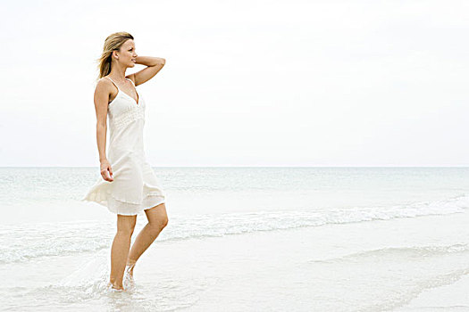 女人,太阳裙,走,海滩,侧面视角