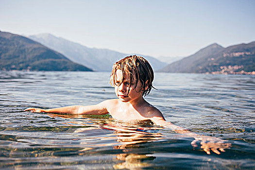 山脉,上半身,男孩,水中,展开双臂,看别处,伦巴第,意大利