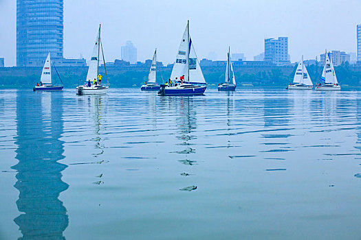 江苏,南京,玄武湖,南京玄武湖,帆船,比赛,雨,湖面,帆影,湖泊,水,湖,倒影,阴天,天空,高楼,城市