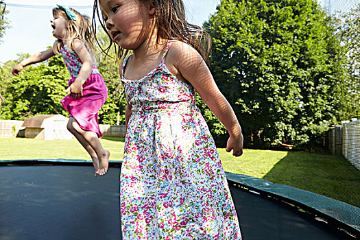两个女孩,跳跃,蹦床,花园