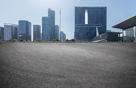 汽车广告背景,公路和现代城市建筑