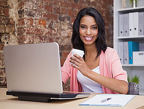 微笑,女人,咖啡杯,笔记本电脑,坐,书桌