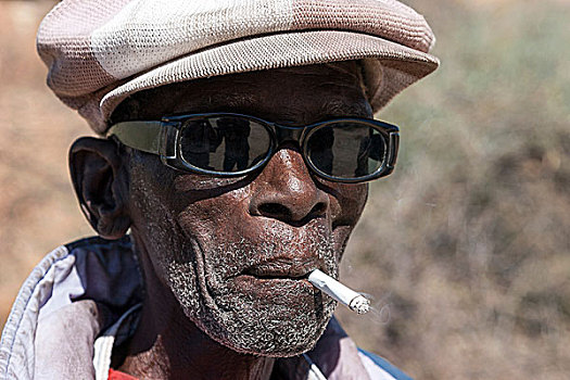 纳米比亚人,男人,戴着,墨镜,帽子,吸烟,香烟,头像,达马拉兰,纳米比亚,非洲