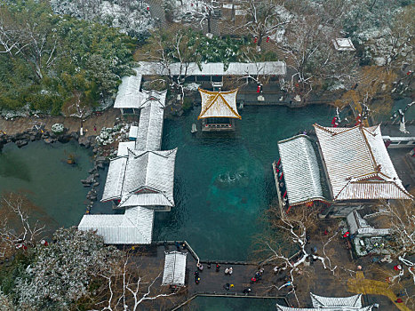 航拍雪后的济南趵突泉公园