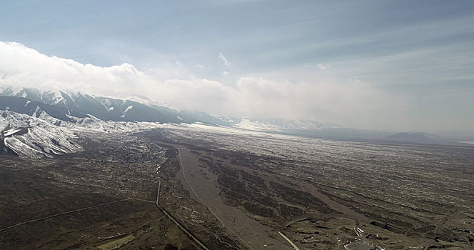 新疆巴里坤,谷雨雪后天山美