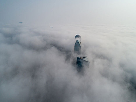 江西南昌红谷滩早上平流雾