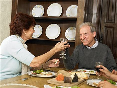老年,夫妻,祝酒,葡萄酒,家庭,午餐